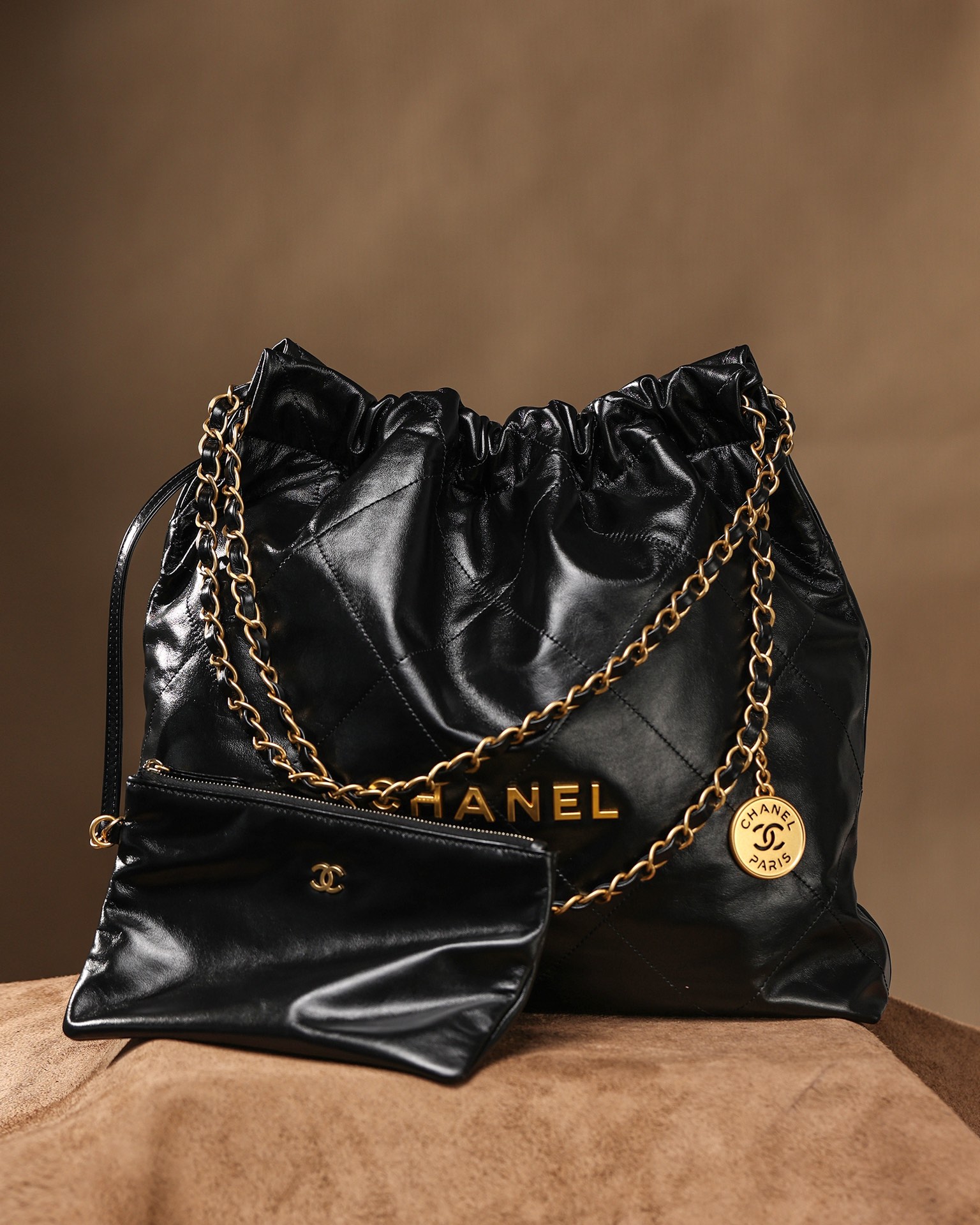 CHANEL (39 x 42 x 8cm)