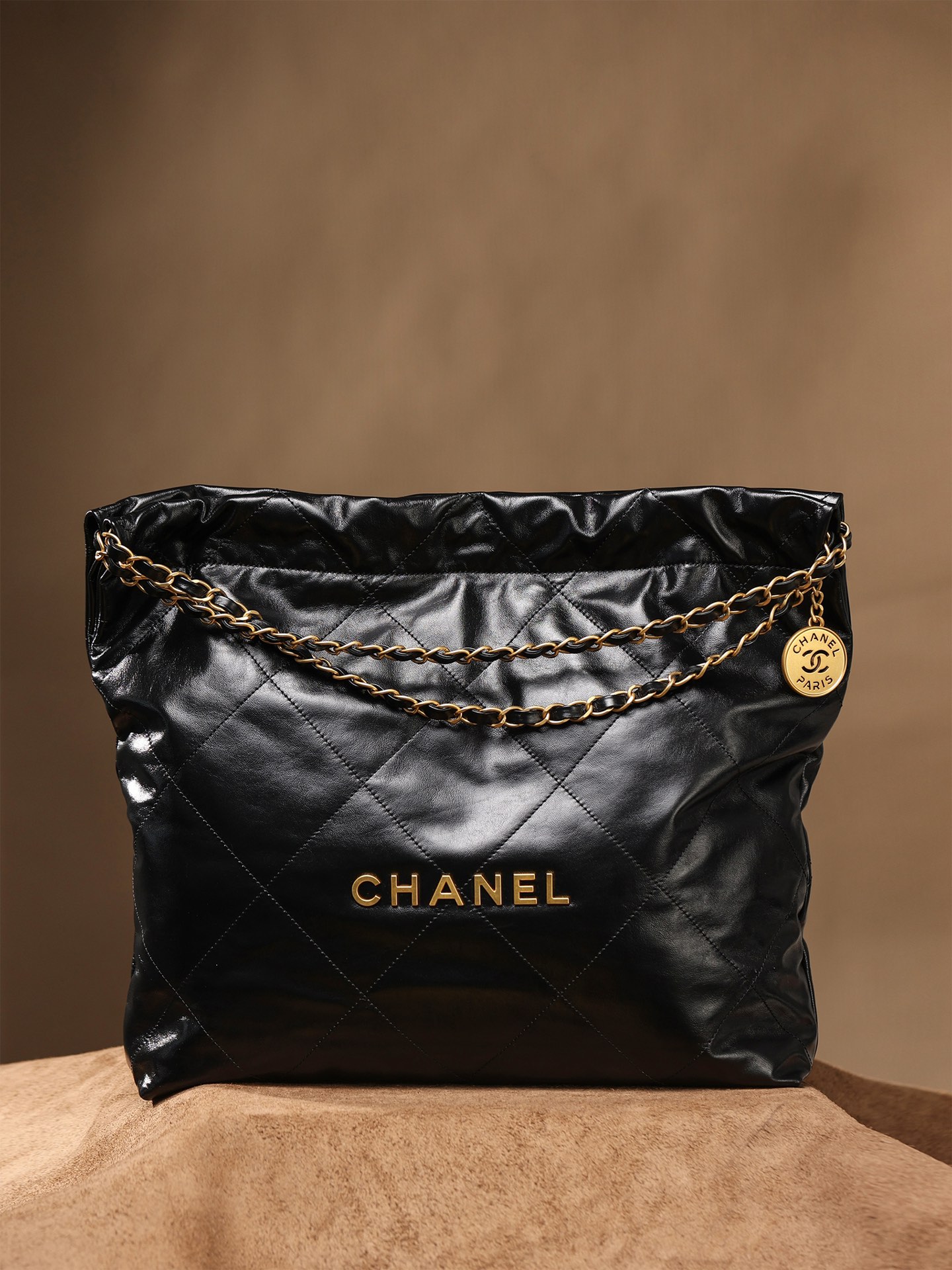 CHANEL (39 x 42 x 8cm)