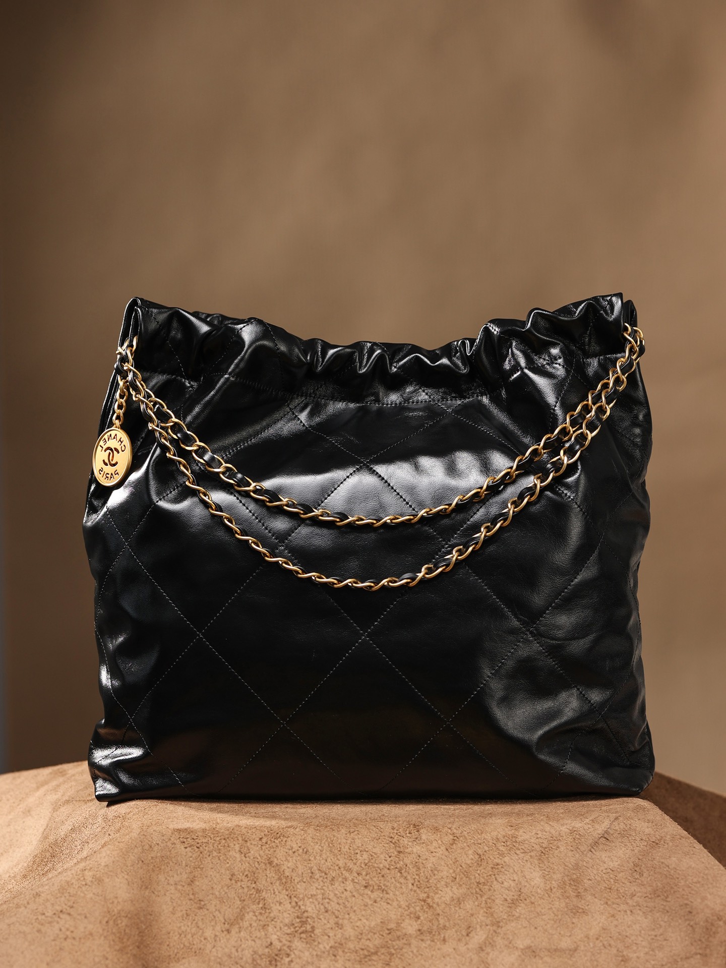 CHANEL (39 x 42 x 8cm) CHANEL (39 x 42 x 8cm)