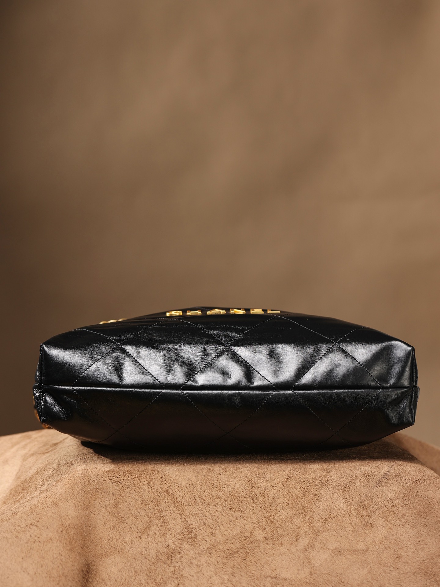 CHANEL (39 x 42 x 8cm) CHANEL (39 x 42 x 8cm)