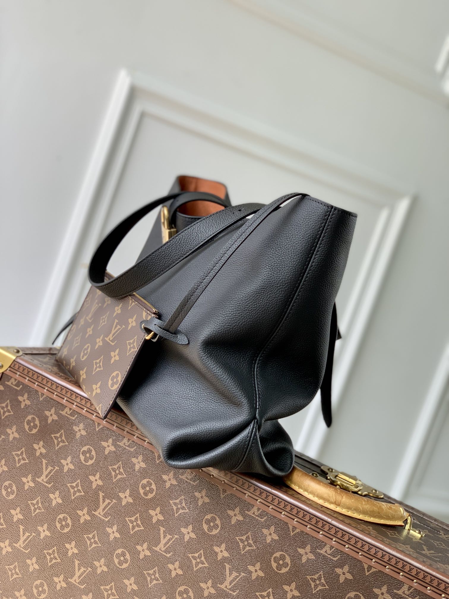 Louis Vuitton  Low Key Cabas M25341 (47 x 30 x 14 cm)