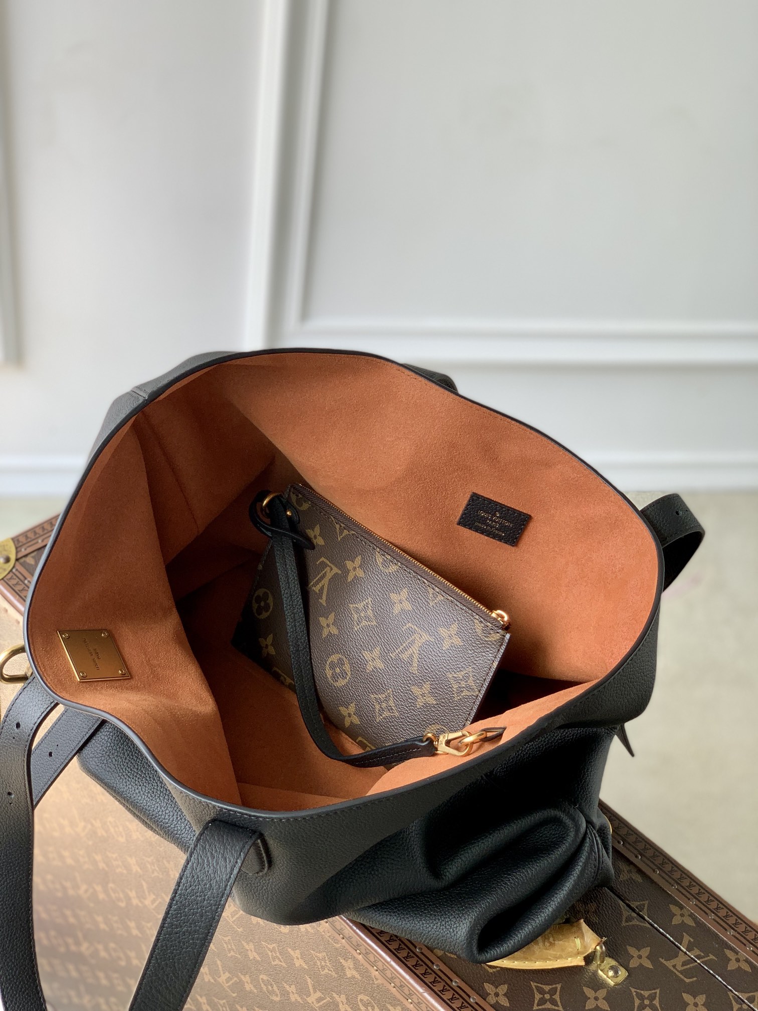 Louis Vuitton  Low Key Cabas M25341 (47 x 30 x 14 cm)