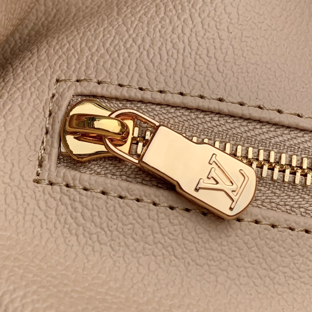 LV xTM Cosmetic Pouch GM M13743 (27X18X9cm)