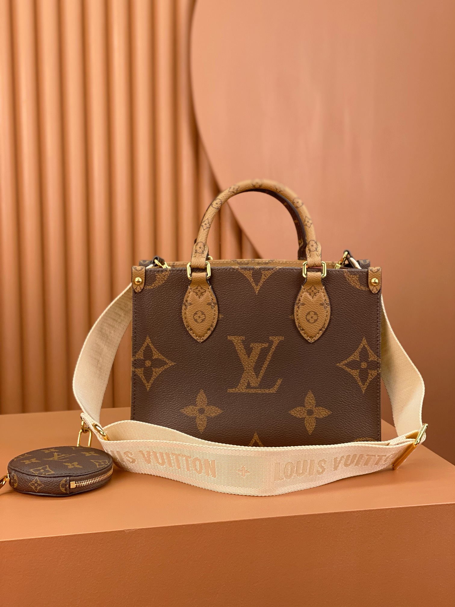 Louis Vuitton OnTheGo PM M46373  (25 x 19 x 11.5 cm)