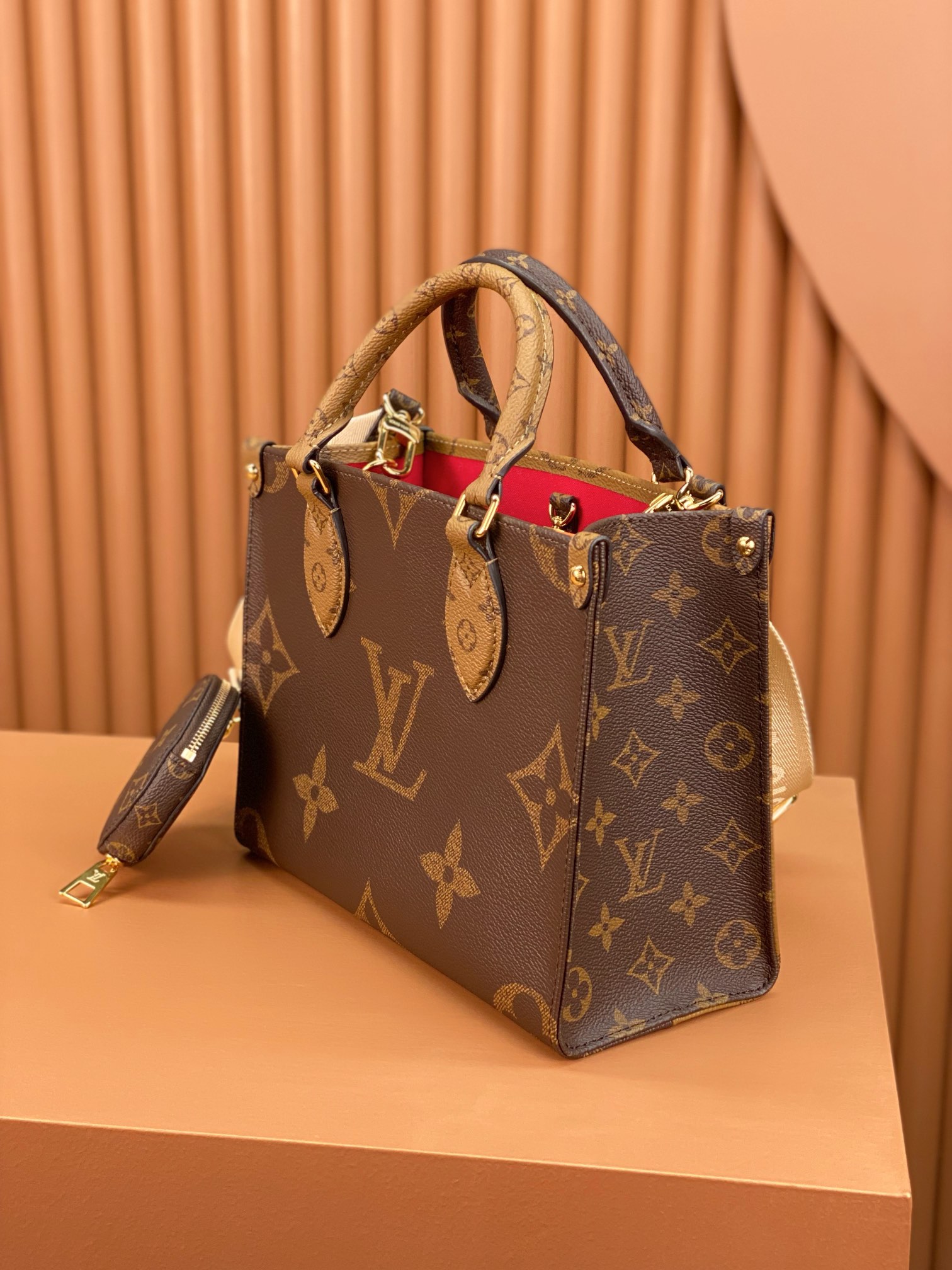 Louis Vuitton OnTheGo PM M46373  (25 x 19 x 11.5 cm)