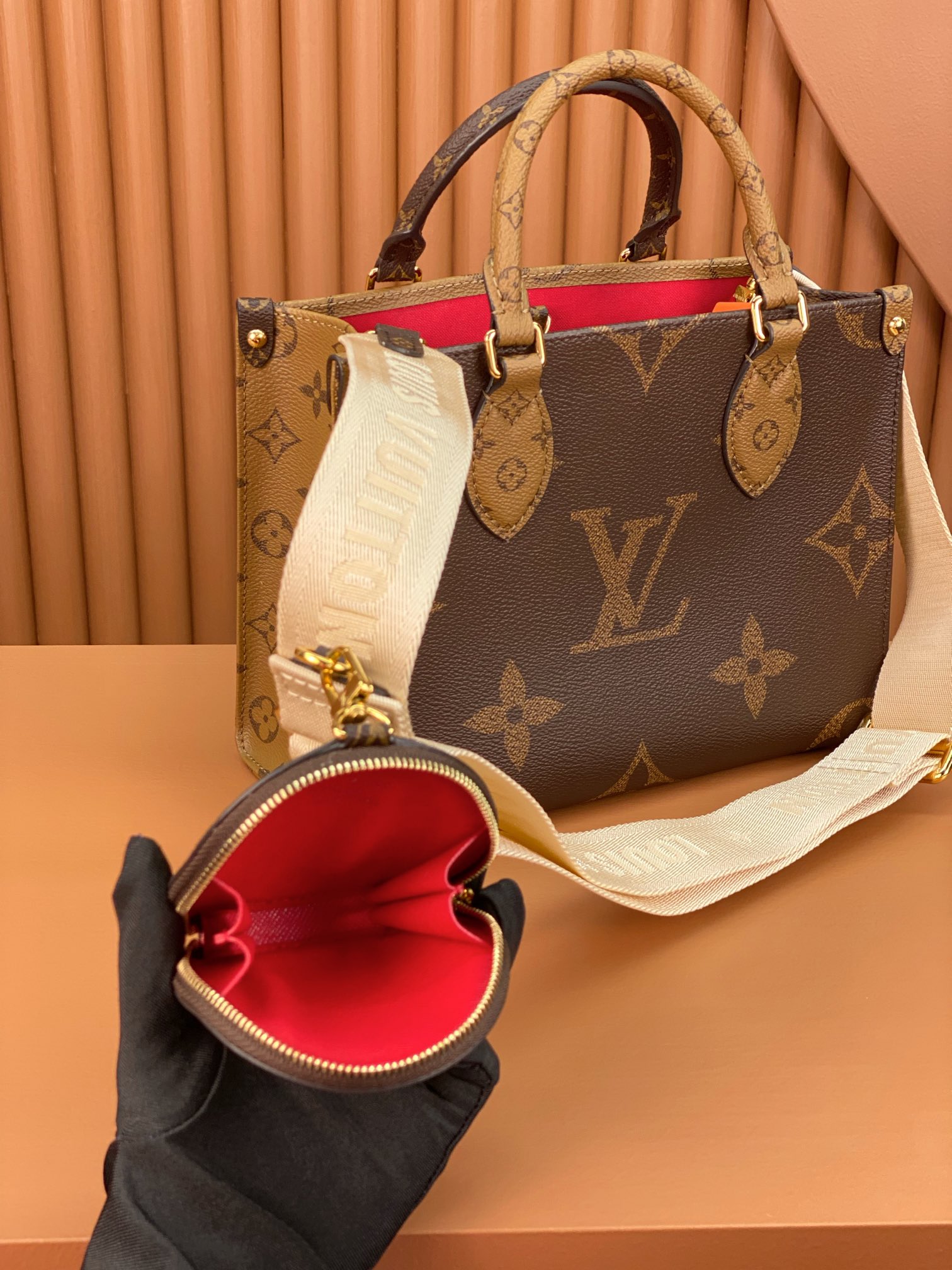 Louis Vuitton OnTheGo PM M46373 (25 x 19 x 11.5 cm) Louis Vuitton OnTheGo PM M46373 (25 x 19 x 11.5 cm)