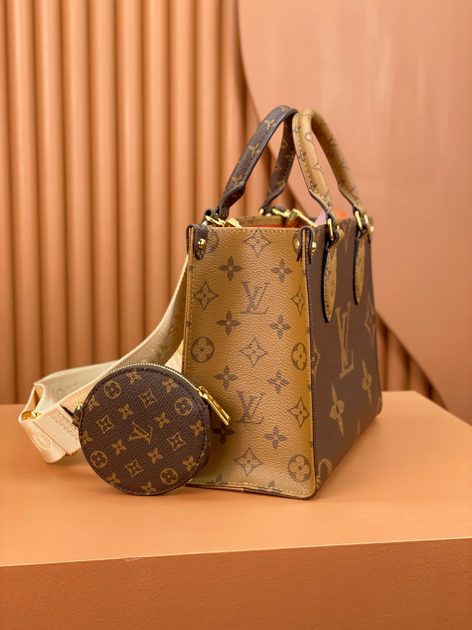 Louis Vuitton OnTheGo PM M46373 (25 x 19 x 11.5 cm) Louis Vuitton OnTheGo PM M46373 (25 x 19 x 11.5 cm)