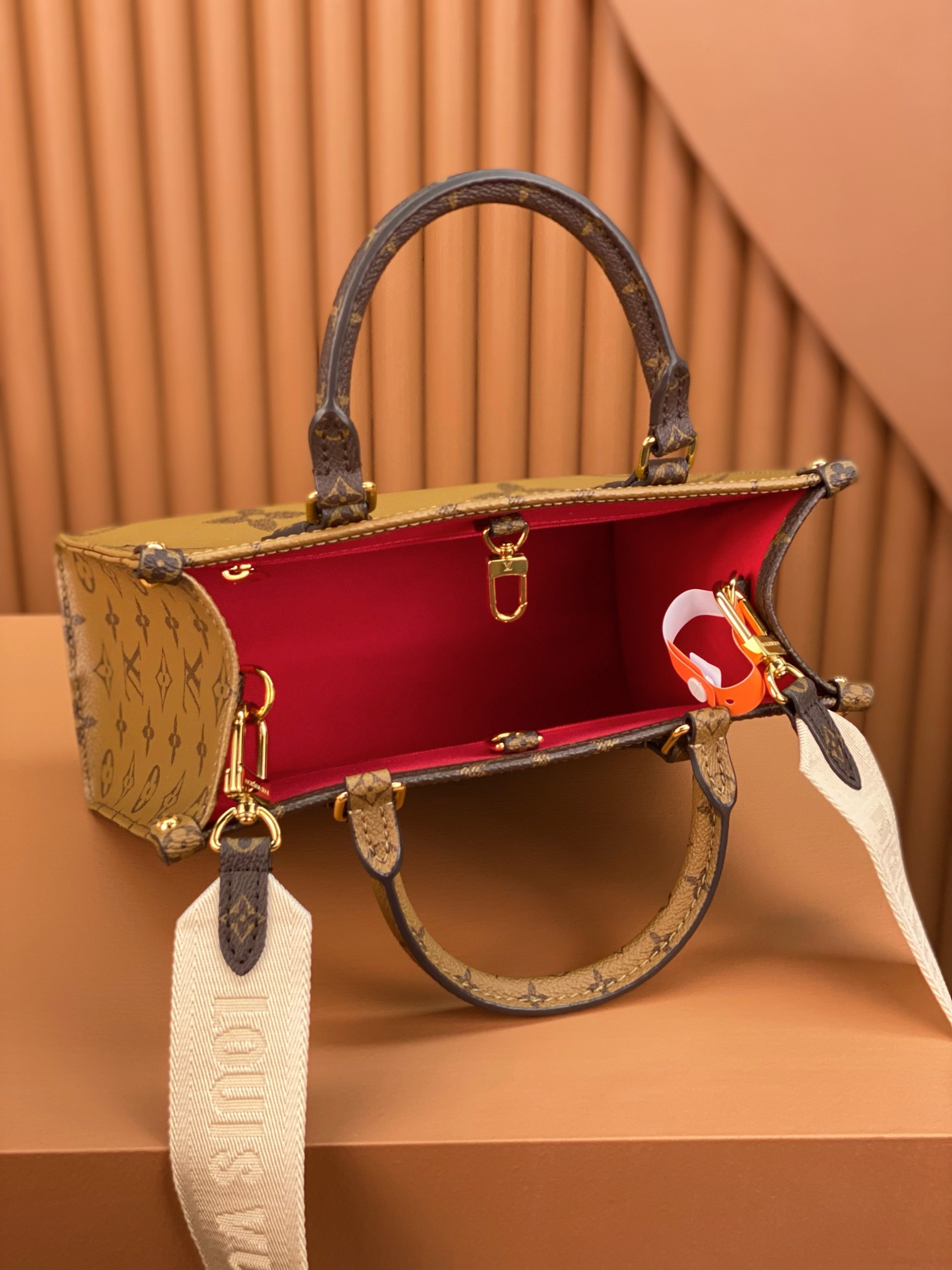 Louis Vuitton OnTheGo PM M46373 (25 x 19 x 11.5 cm) Louis Vuitton OnTheGo PM M46373 (25 x 19 x 11.5 cm)