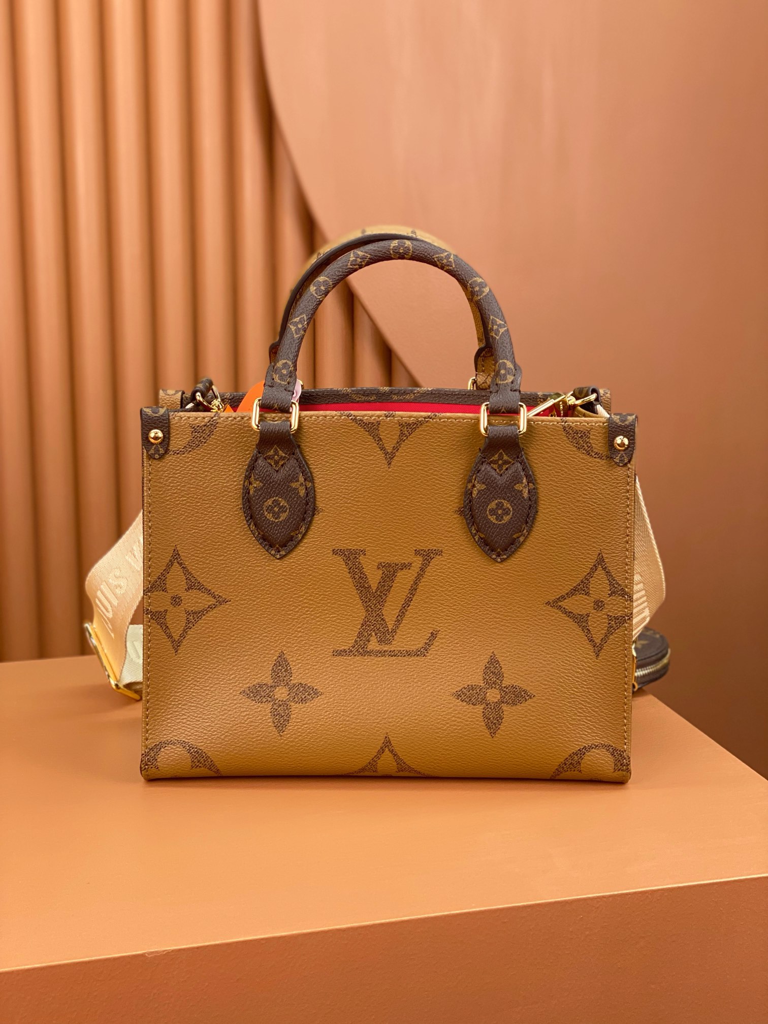 Louis Vuitton OnTheGo PM M46373 (25 x 19 x 11.5 cm) Louis Vuitton OnTheGo PM M46373 (25 x 19 x 11.5 cm)