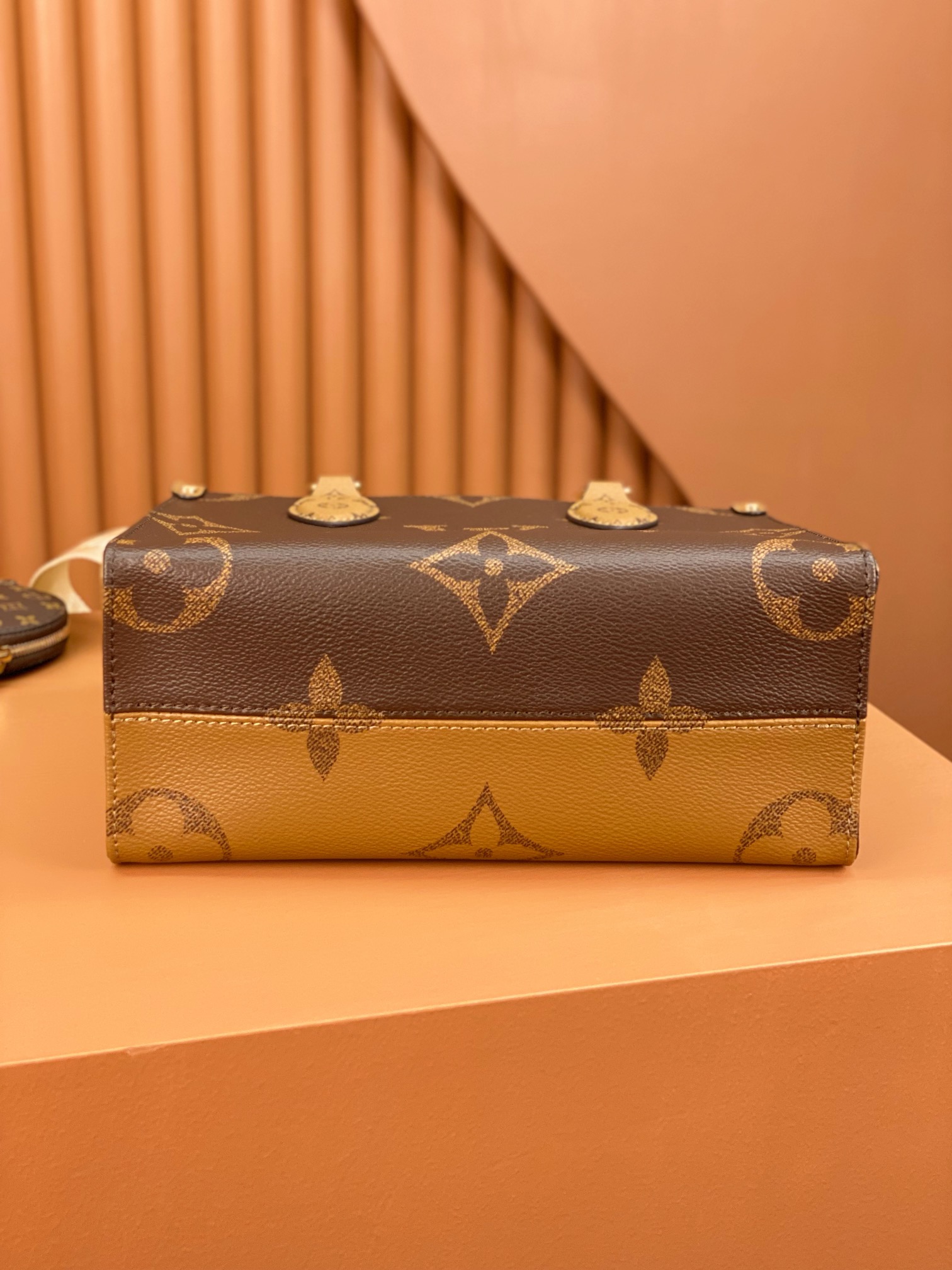Louis Vuitton OnTheGo PM M46373 (25 x 19 x 11.5 cm) Louis Vuitton OnTheGo PM M46373 (25 x 19 x 11.5 cm)